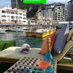 Jasmine Coral Jay Boutique Boatel Ocean Village Hotel en barco Gibraltar