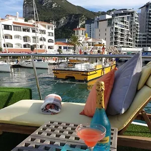 Jasmine Coral Jay Boutique Boatel Ocean Village Hotel en barco Gibraltar